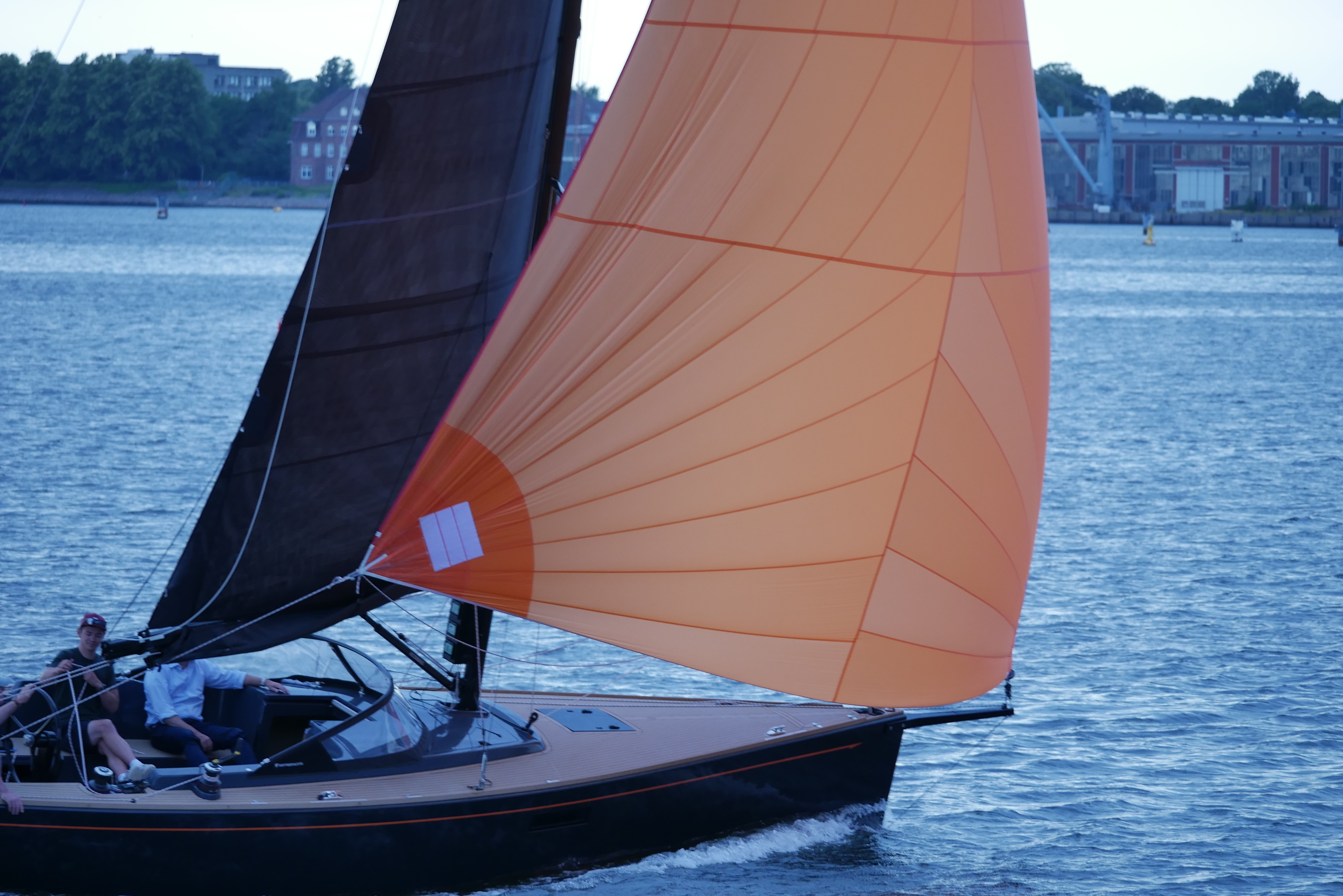Saphir auf der Kieler Förde unter orangenem Genacker