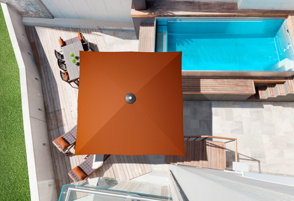 Sonnenschirm orange mit Ansicht von oben