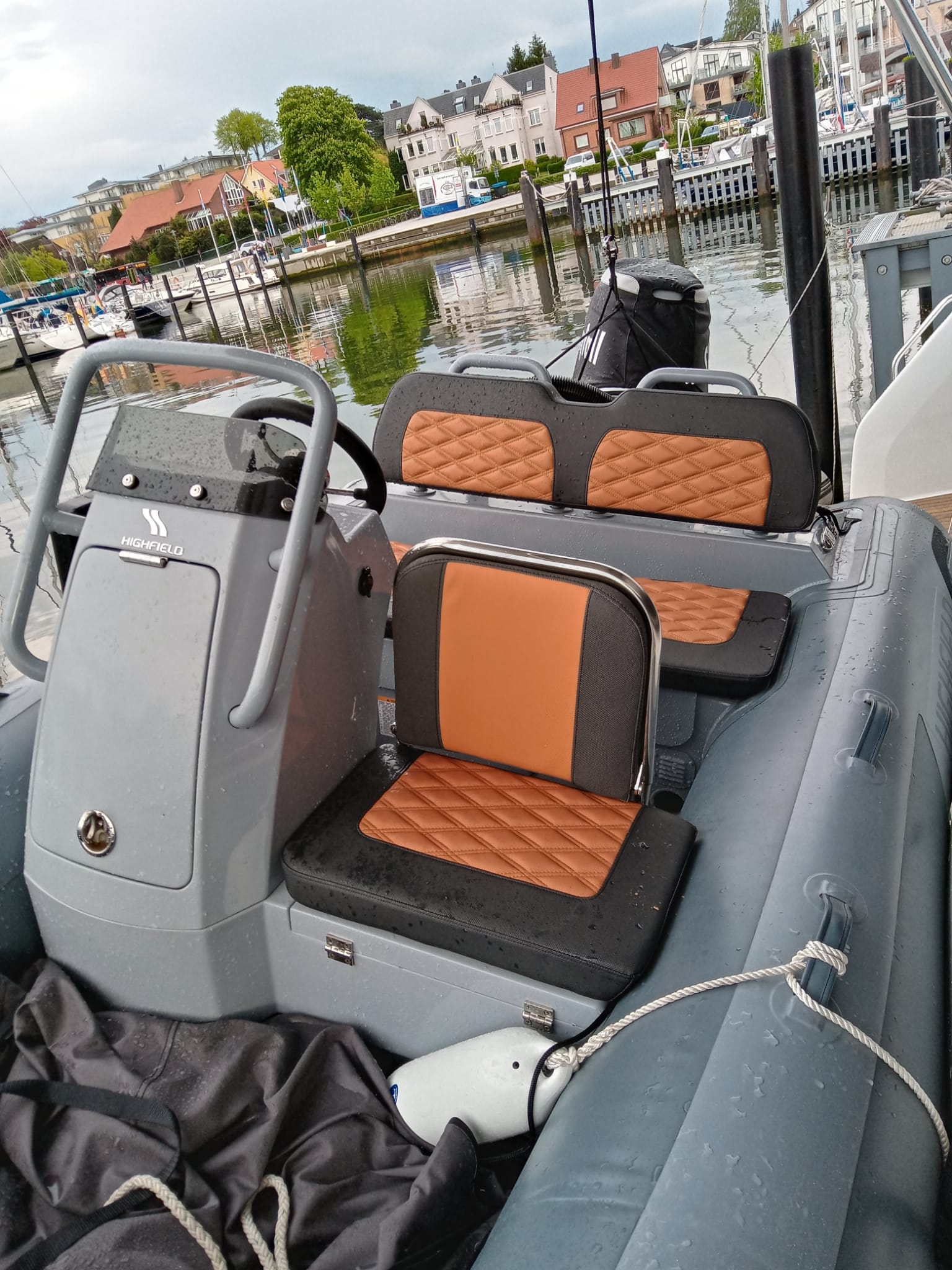 Polsteranpassungen für Motorboot in orange und braun