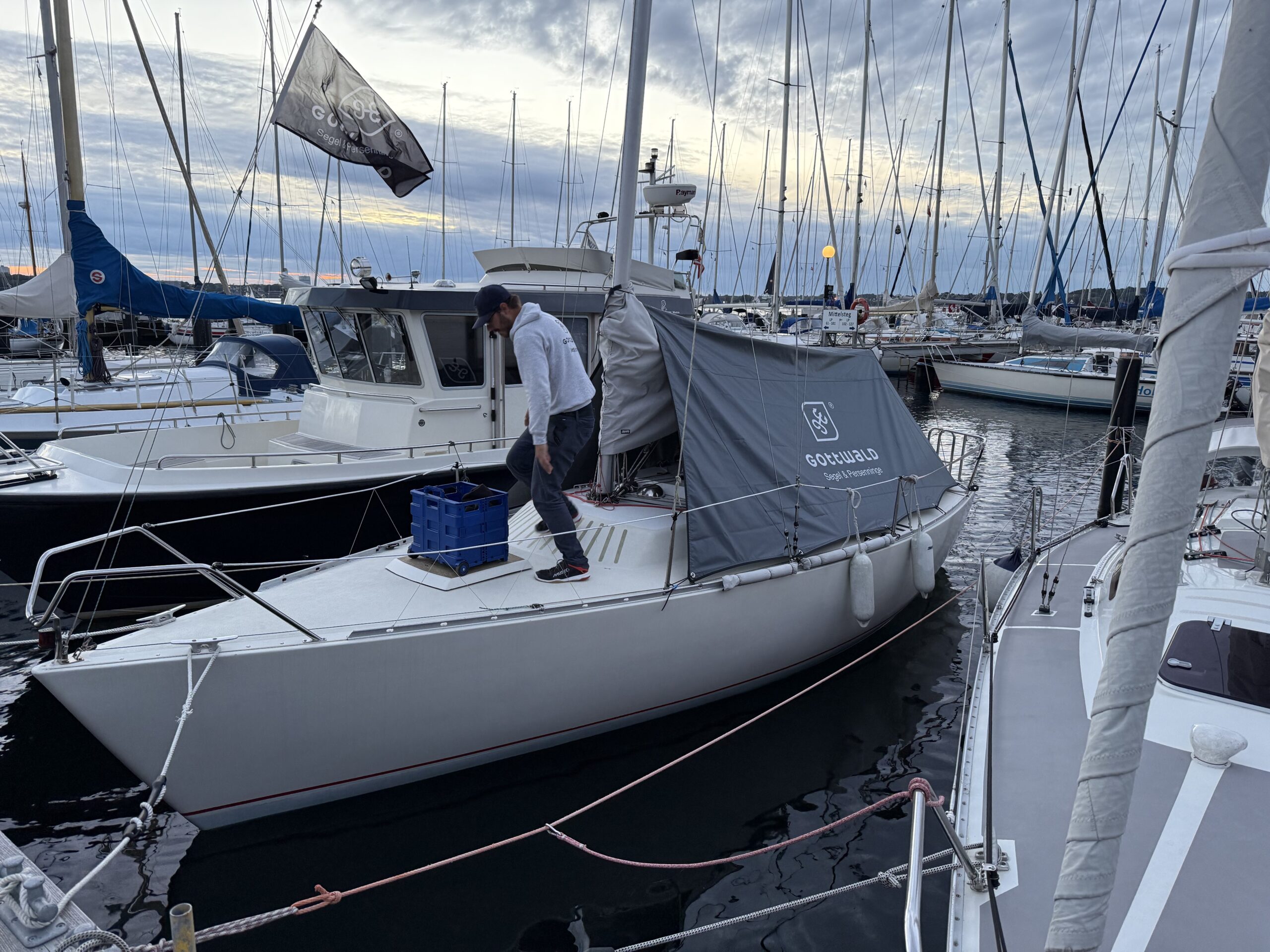 Albin Express mit Zelt im Hafen Mönkeberg