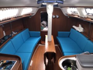 Salon im Boot mit blauen Bezügen