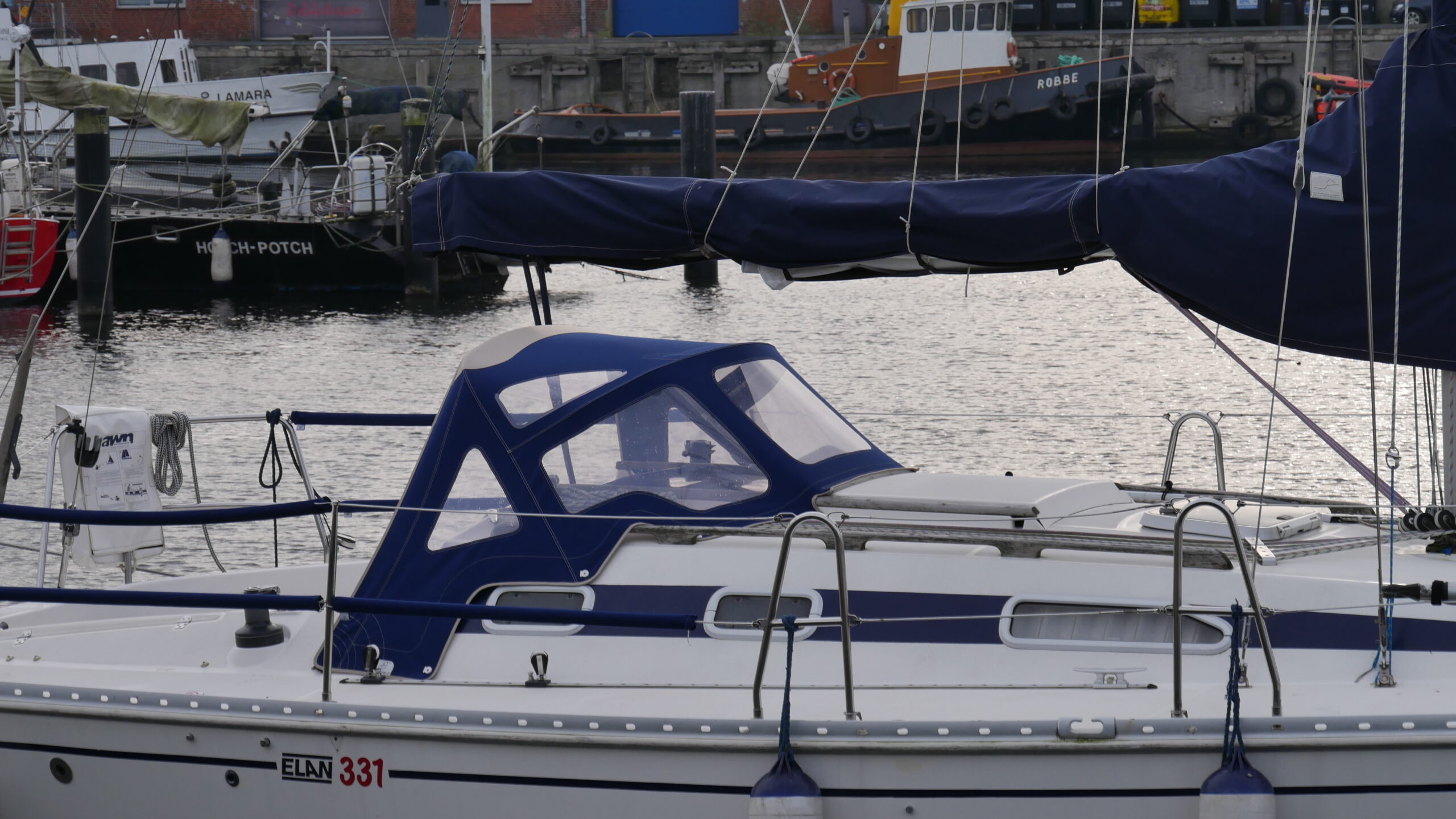 Neue und faltenfreie Sprayhood in dunkelblau mit vielen Fenstern
