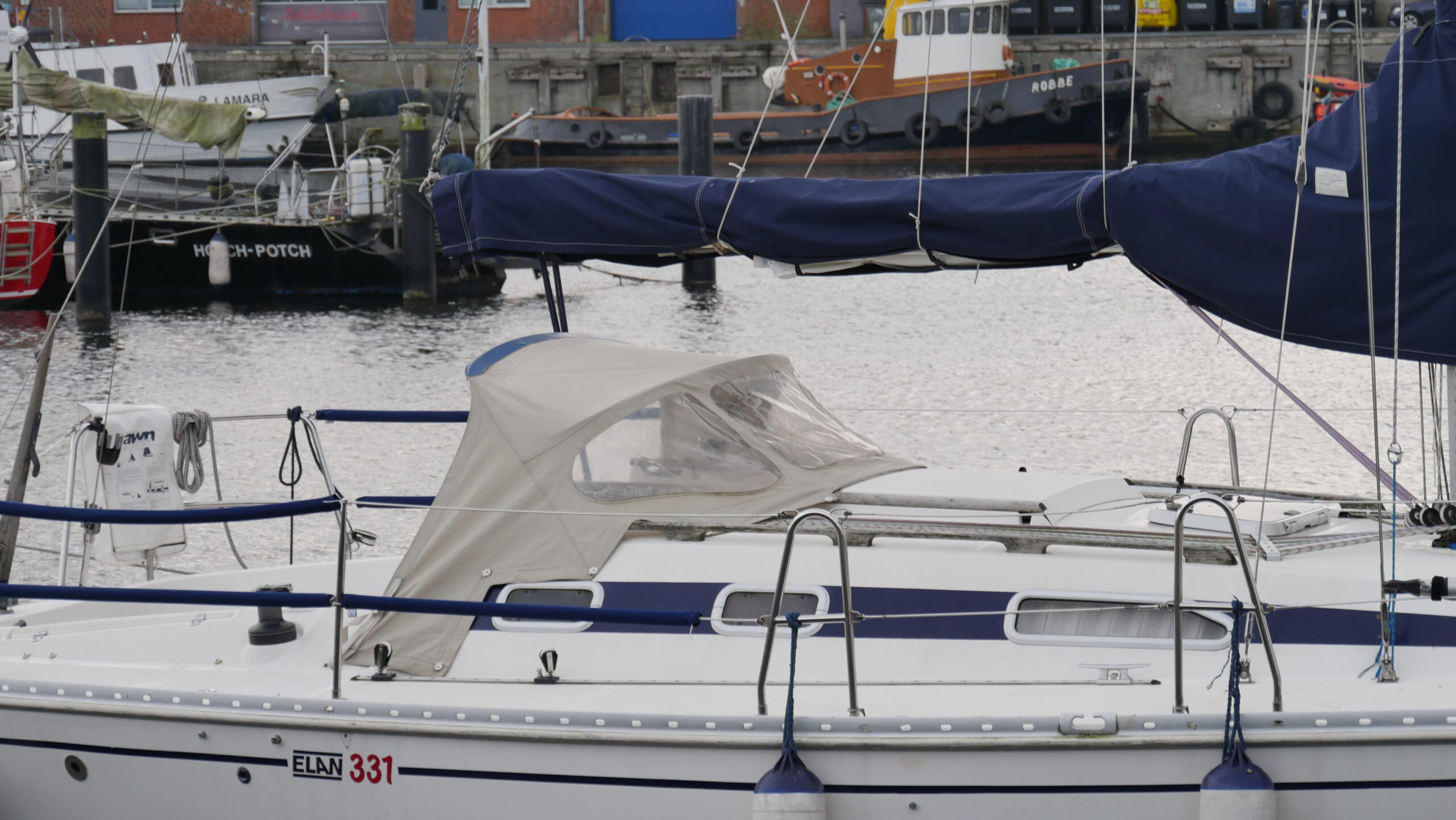 Alte und faltige Sprayhood in beige