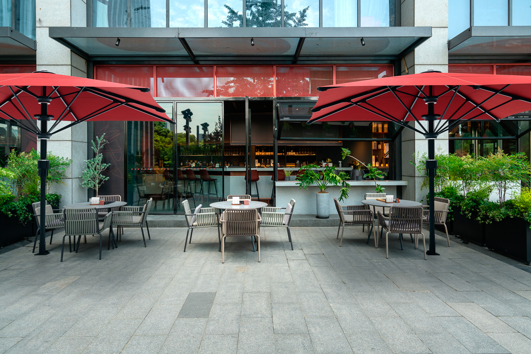 Außenbereich Gastronomie mit Schirmen