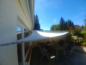 Sonnensegel dreieckig mit drei Wandbefestigungen