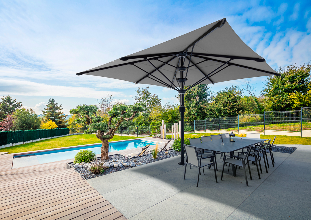 Terrasse mit Schirm am Pool