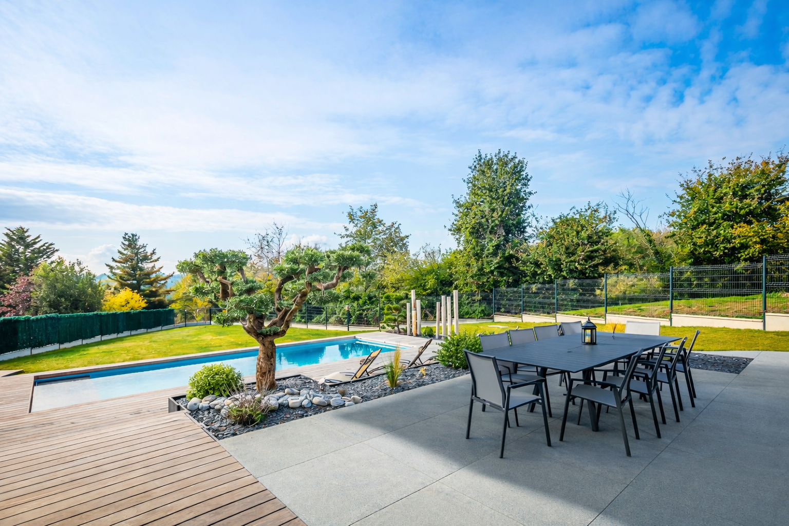 Terrasse ohne Schirm oder Beschattung