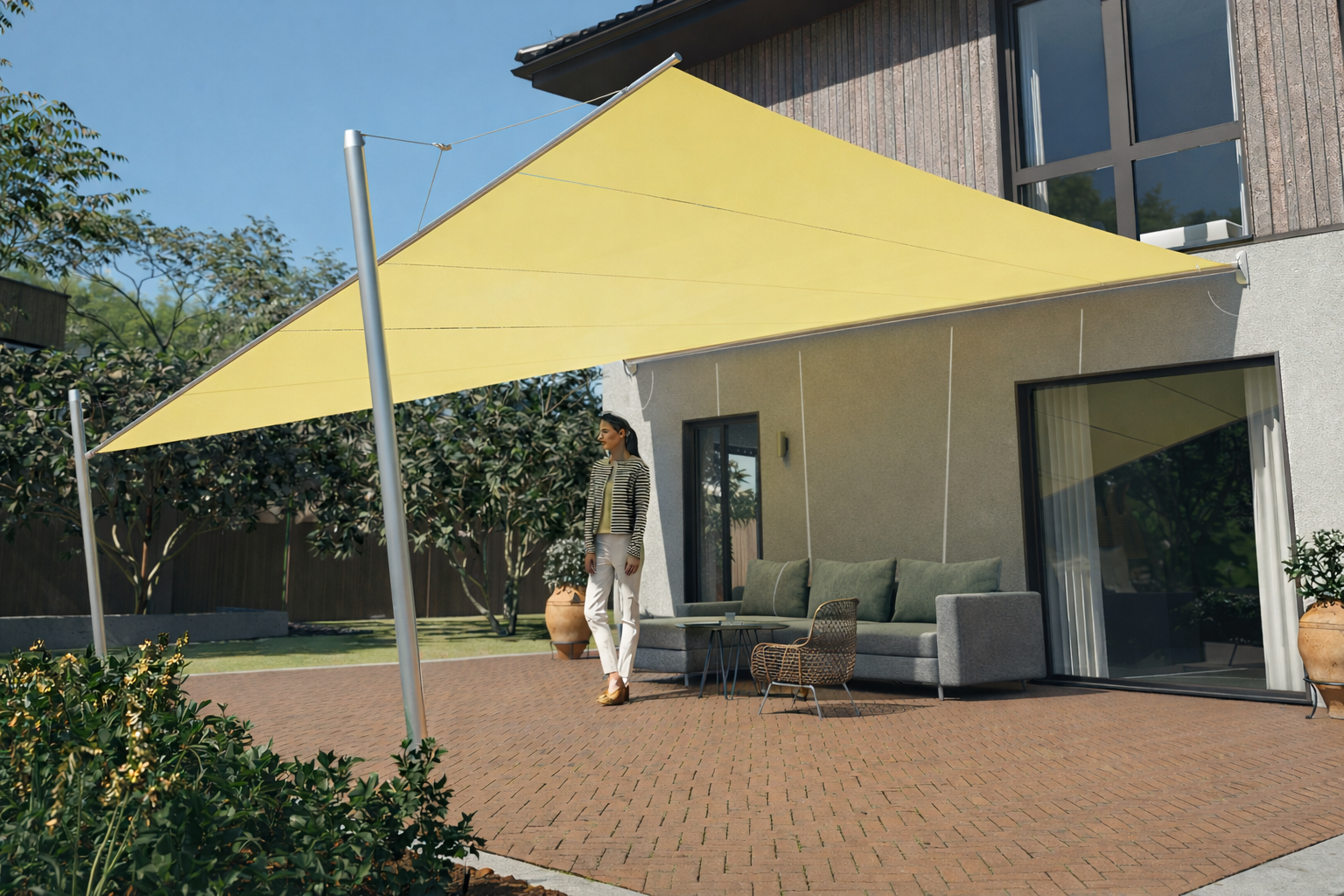 Terrasse eines Reihenendhauses mit Beschattung