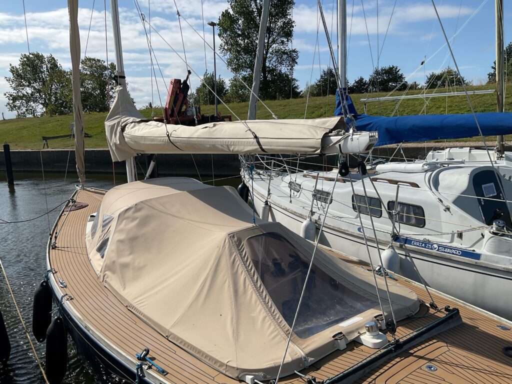 Boot mit Kuchenbude im Hafen