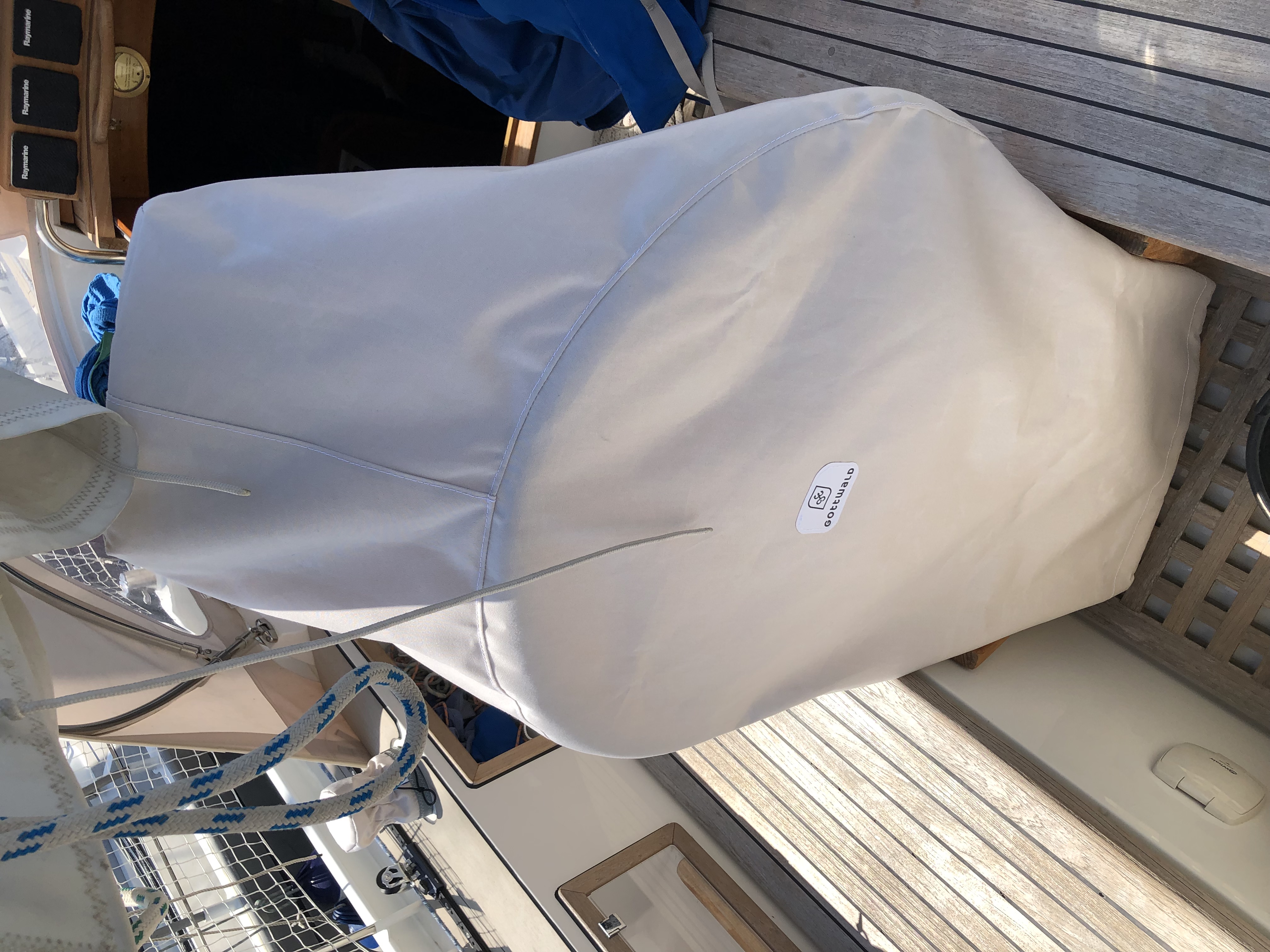 Steuerstandpersenning für hohen Steuerstand eines Segelyacht