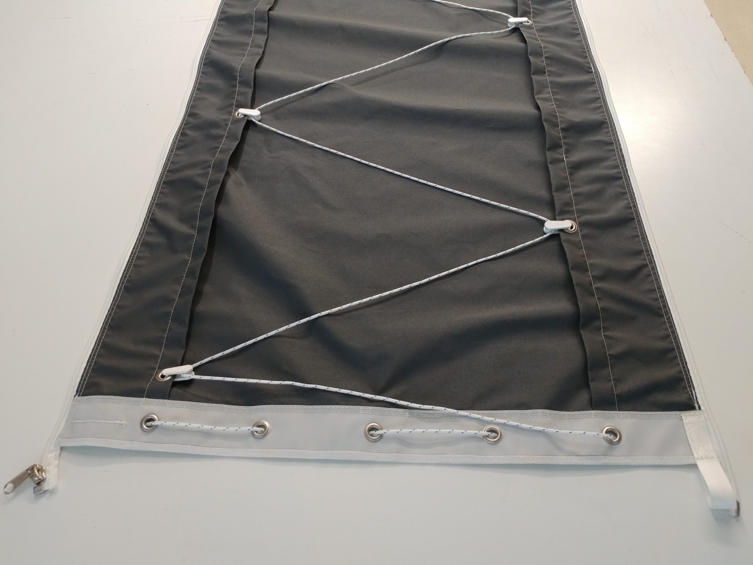 Rollfockpersenning mit Talje zum Zusammenziehen